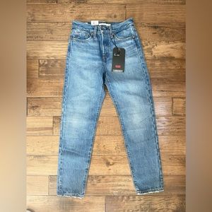 Levis Jean. Size 25. Wedgie high rise.